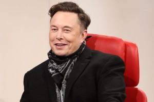 马斯克身家突破两万亿,特斯拉一夜飙升6000亿