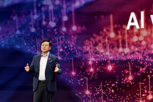 超级智能体加速AI普惠,杨元庆称不必担忧AI取代人类