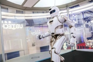 机器人行业加快迭代 万亿市场新赛道开启